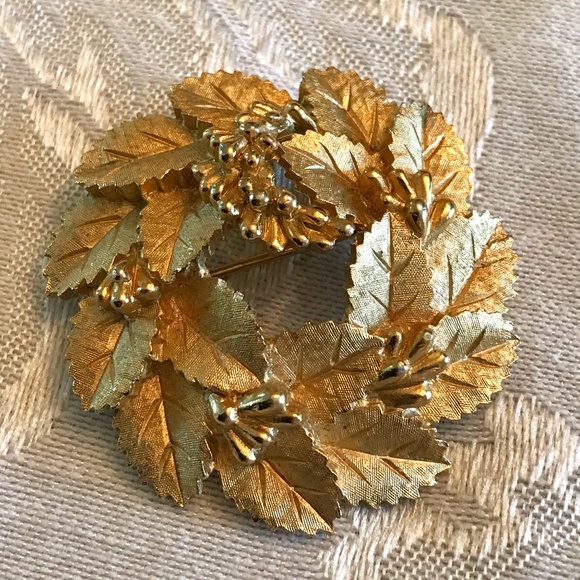 TRIFARI Vintage Wreath Brooch - Picture 1 of 2